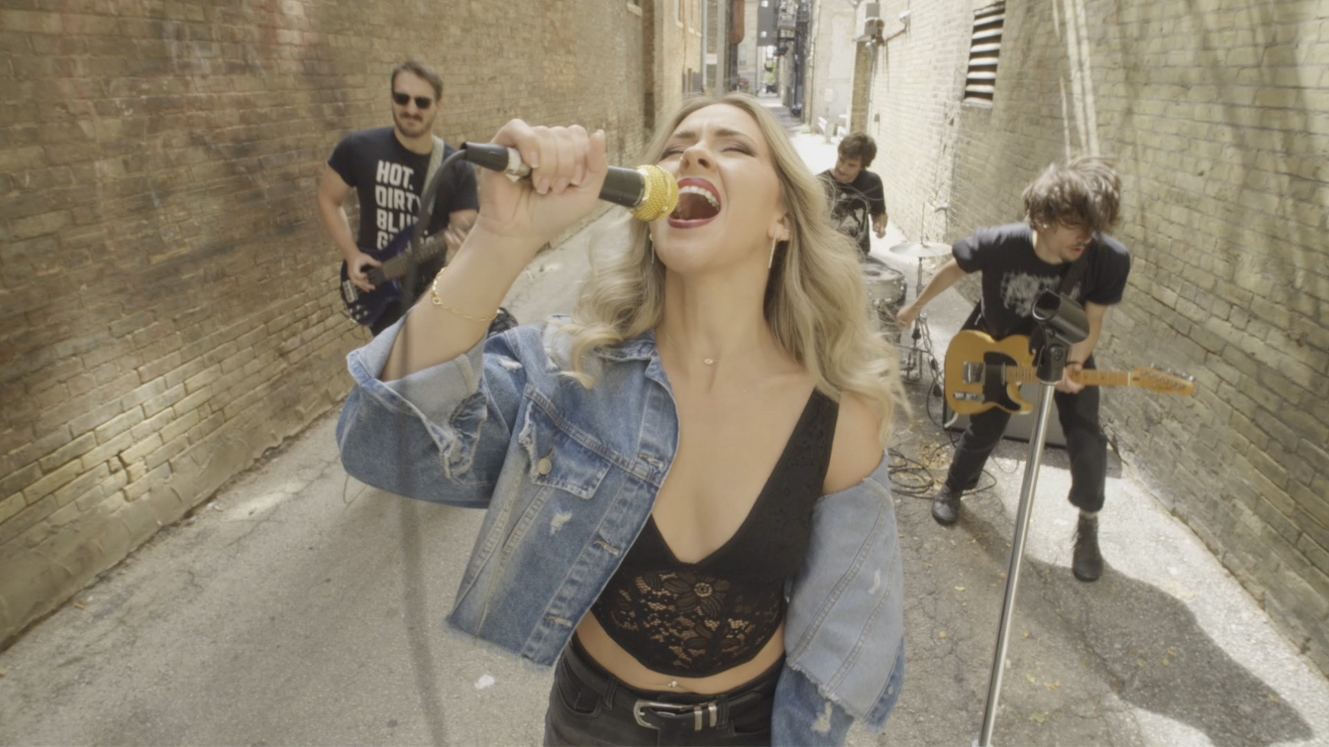 Mie in Freakshow — a cinematic still from the music video