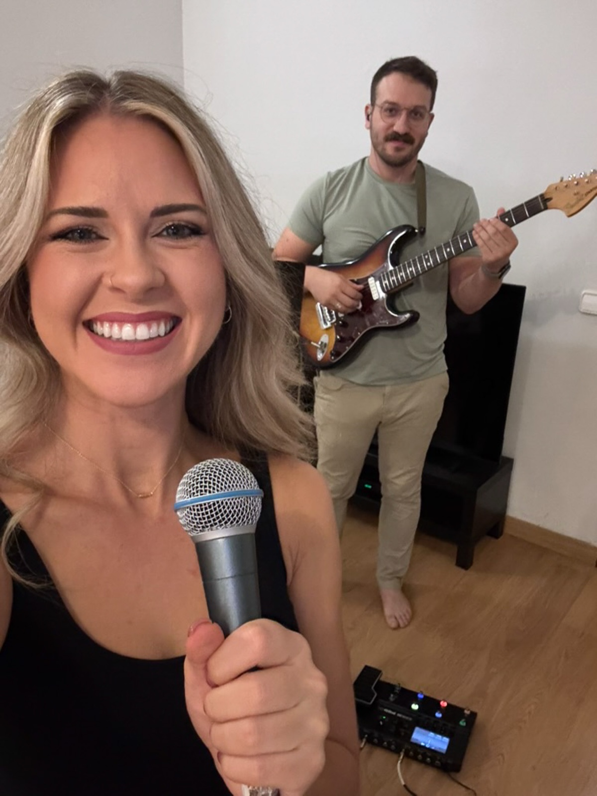 Mie performing with a band at NuLuna, Barcelona